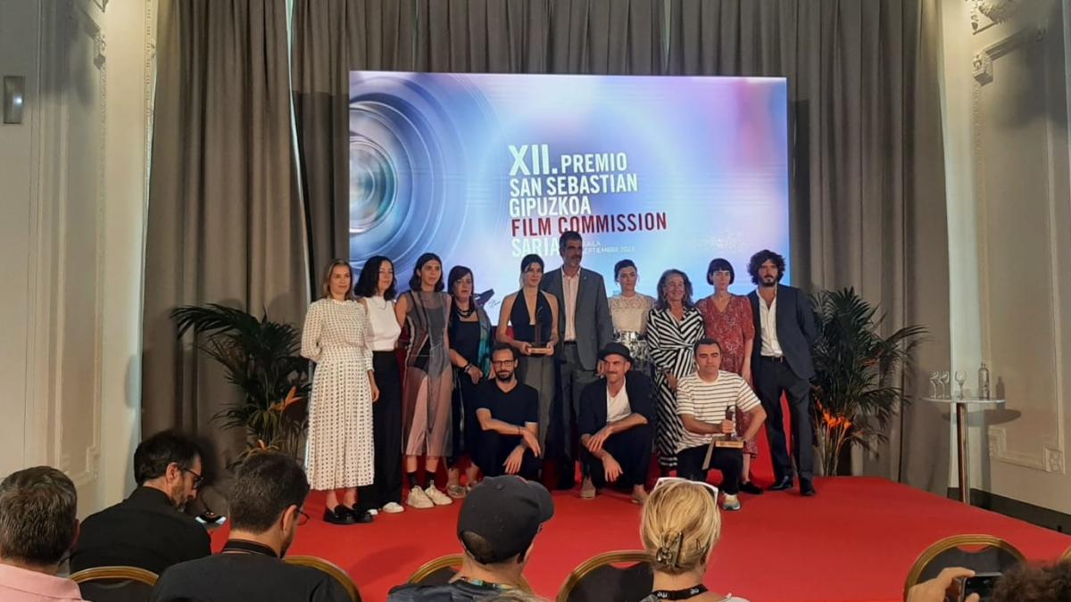 Galardonados y autoridades en la entrega, esta mañana, del XII. Premio San Sebastian Gipuzkoa Film Commission