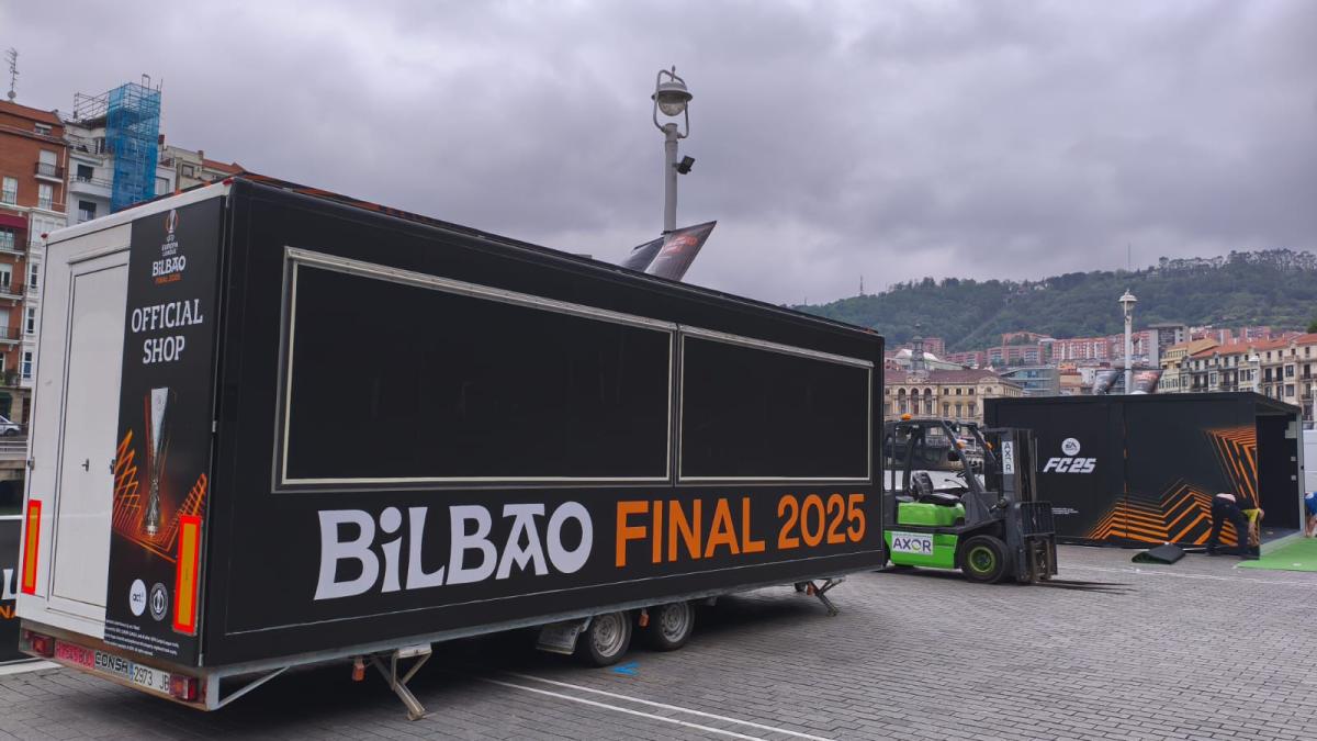 En el Arenal de Bilbao ya son visibles las primeras estructuras de la Fan Zone de la UEFA EUROPA LEAGUE | ONDA VASCA