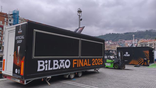 En el Arenal de Bilbao ya son visibles las primeras estructuras de la Fan Zone de la UEFA EUROPA LEAGUE | ONDA VASCA En el Arenal de Bilbao ya son visibles las primeras estructuras de la Fan Zone de la UEFA EUROPA LEAGUE | ONDA VASCA