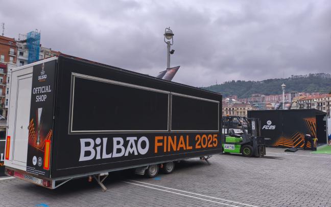En el Arenal de Bilbao ya son visibles las primeras estructuras de la Fan Zone de la UEFA EUROPA LEAGUE | ONDA VASCA En el Arenal de Bilbao ya son visibles las primeras estructuras de la Fan Zone de la UEFA EUROPA LEAGUE | ONDA VASCA