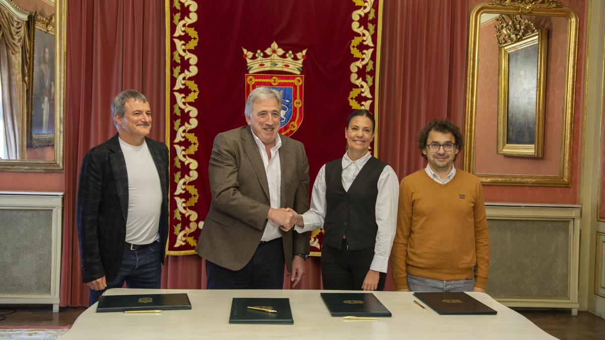 Apretón de manos tras la firma del acuerdo entre el alcalde Joseba Asiron y la portavoz del PSN Marina Curiel. Foto: Ayuntamiento de Pamplona