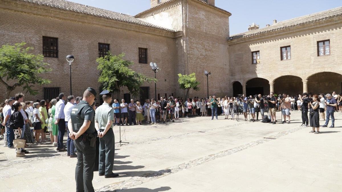 Autoridades, Guardia Civil y mdio de comunicación (en el centro) durante el minuto de silencio de hoy. Foto: Fermín Pérez Nievas