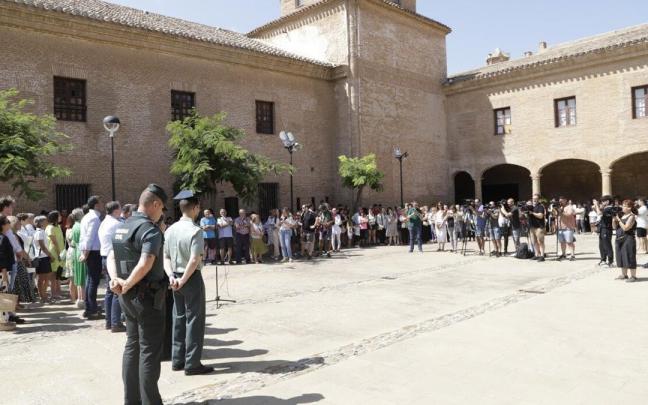 Autoridades, Guardia Civil y mdio de comunicación (en el centro) durante el minuto de silencio de hoy. Foto: Fermín Pérez Nievas Autoridades, Guardia Civil y mdio de comunicación (en el centro) durante el minuto de silencio de hoy. Foto: Fermín Pérez Nievas