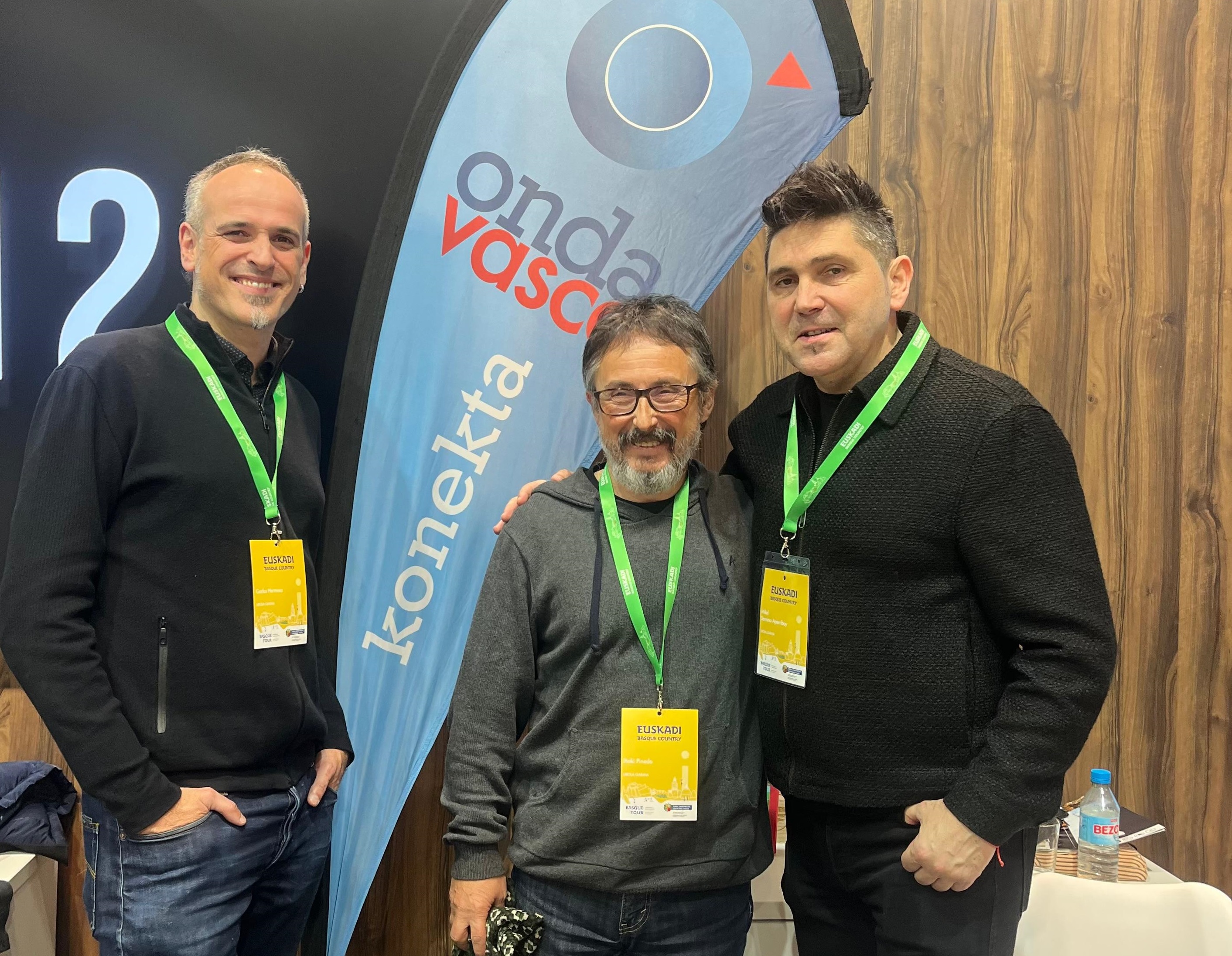 El alcalde de Zumarraga, Mikel Serrano, junto al acordeonista Gorka Hermosa e Iñaki Pinedo, director y guionista del documental Hauzpoa &Tunela, en Fitur 2025