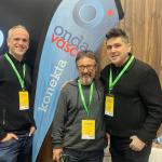 El alcalde de Zumarraga, Mikel Serrano, junto al acordeonista Gorka Hermosa e Iñaki Pinedo, director y guionista del documental Hauzpoa &Tunela, en Fitur 2025