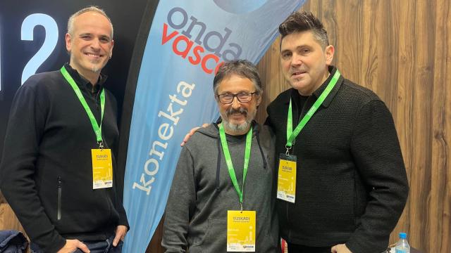 El alcalde de Zumarraga, Mikel Serrano, junto al acordeonista Gorka Hermosa e Iñaki Pinedo, director y guionista del documental Hauzpoa &Tunela, en Fitur 2025