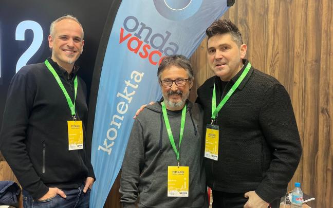 El alcalde de Zumarraga, Mikel Serrano, junto al acordeonista Gorka Hermosa e Iñaki Pinedo, director y guionista del documental Hauzpoa &Tunela, en Fitur 2025
