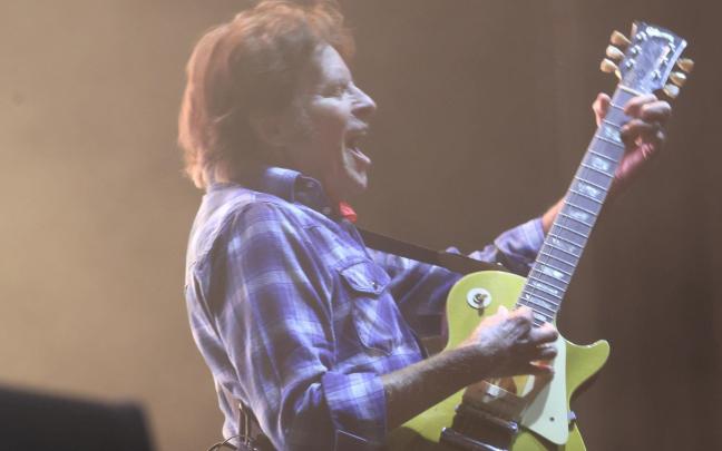 John Fogerty durante su concierto del viernes en el Azkena Rock Festival. DNA John Fogerty durante su concierto del viernes en el Azkena Rock Festival. DNA