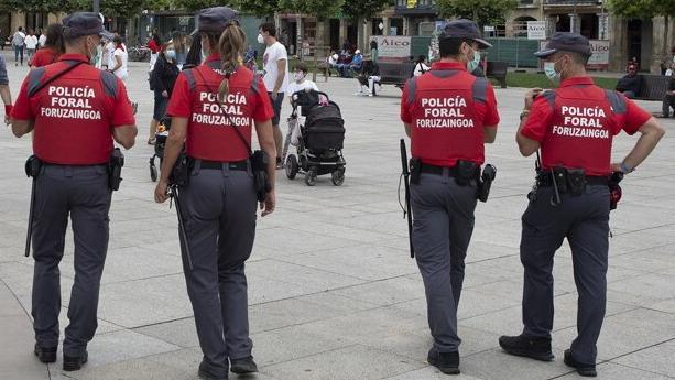 Agentes de la Policía Foral, en la plaza del Castillo. Foto: Unai Beroiz