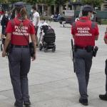 Agentes de la Policía Foral, en la plaza del Castillo. Foto: Unai Beroiz