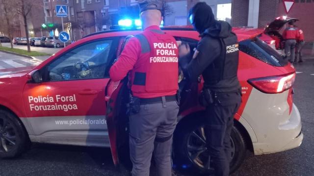 Momento del traslado del detenido a dependencias policiales. Cedida