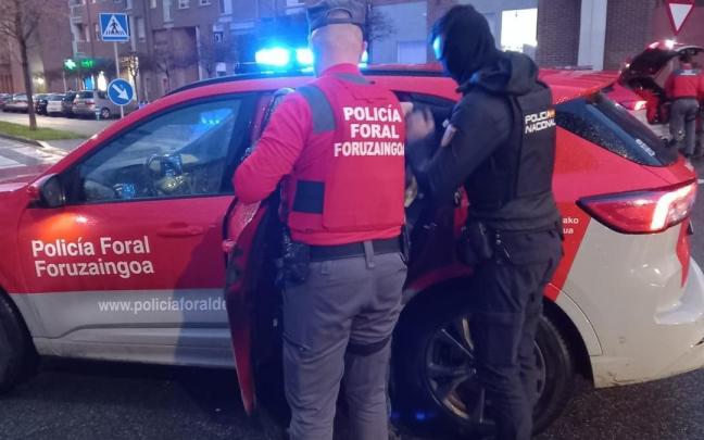 Momento del traslado del detenido a dependencias policiales. Cedida