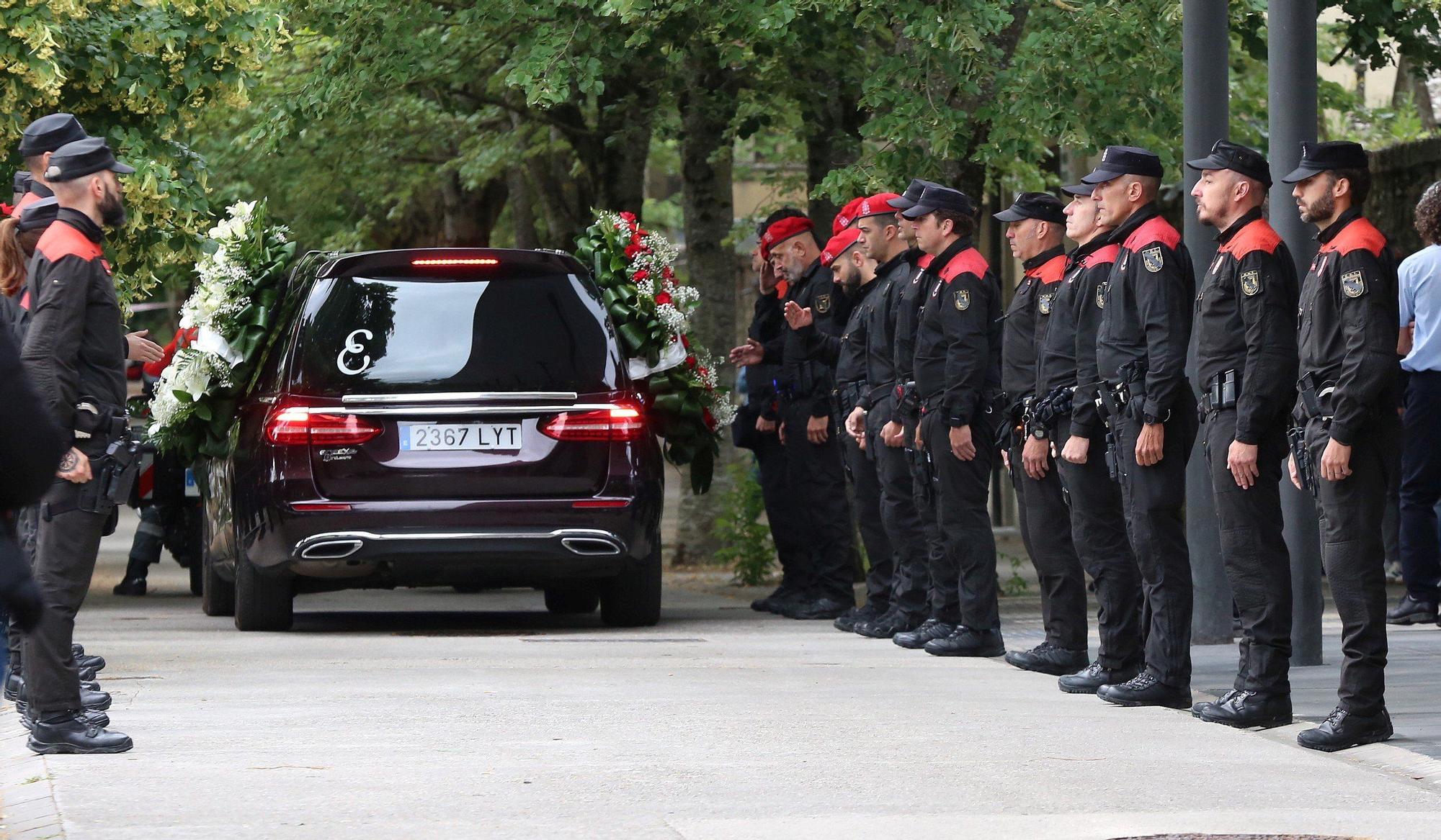 Traslado de los cuerpos de los policías fallecidos al cementerio. Javier Bergasa