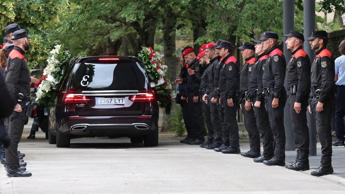Traslado de los cuerpos de los policías fallecidos al cementerio. Javier Bergasa