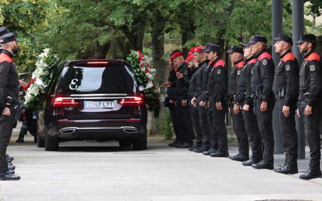 Traslado de los cuerpos de los policías fallecidos al cementerio. Javier Bergasa