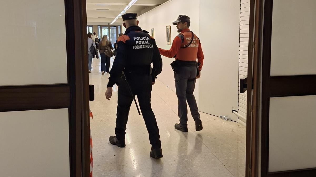 Agentes de la Policía Foral, tras el desalojo. REDACCIÓN DNN