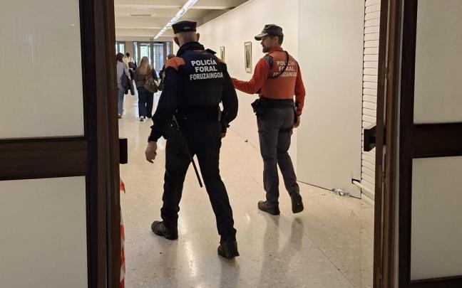 Agentes de la Policía Foral, tras el desalojo. REDACCIÓN DNN