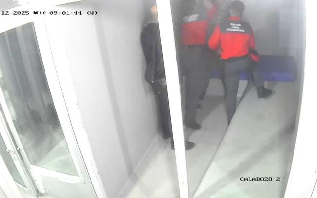 Los tres acusados, en uno de los momentos de los hechos. Archivo