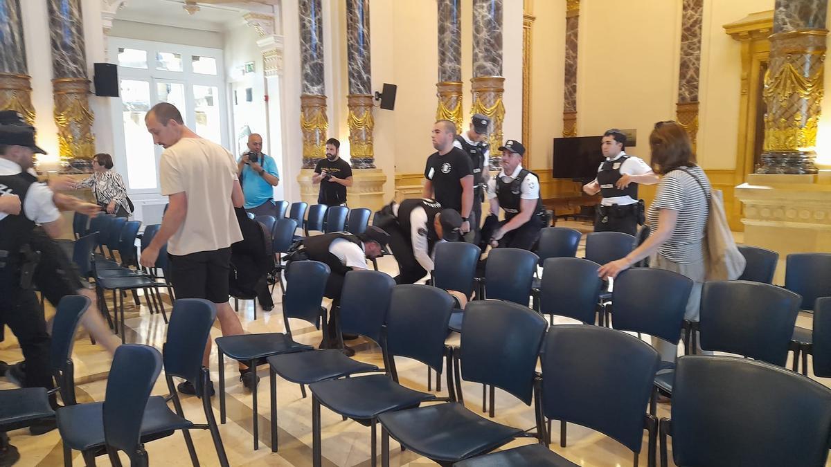 Imagen del forcejeo en el Pleno N.G.