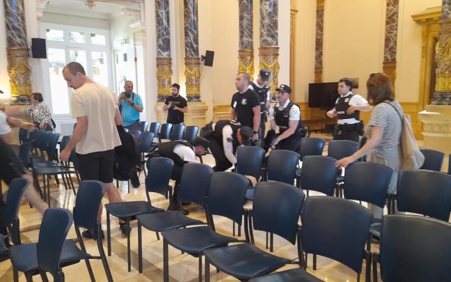 Imagen del forcejeo en el Pleno N.G. Imagen del forcejeo en el Pleno N.G.