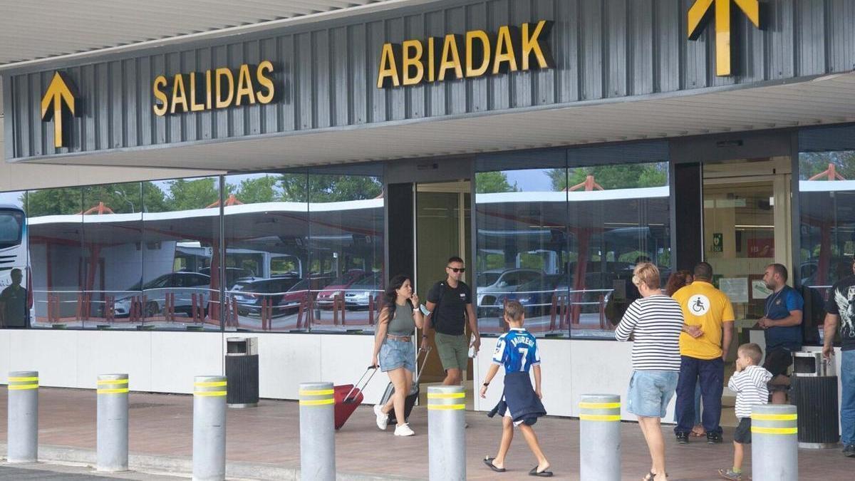 Puerta de acceso a las salidas del aeropuerto de Foronda Josu Chavarri