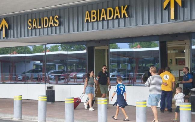 Puerta de acceso a las salidas del aeropuerto de Foronda Josu Chavarri