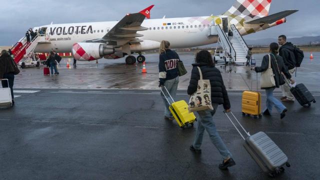 Foronda estrena los vuelos regulares a Barcelona y Madrid Alex Larretxi