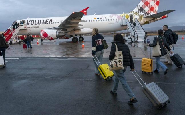 Foronda estrena los vuelos regulares a Barcelona y Madrid Alex Larretxi