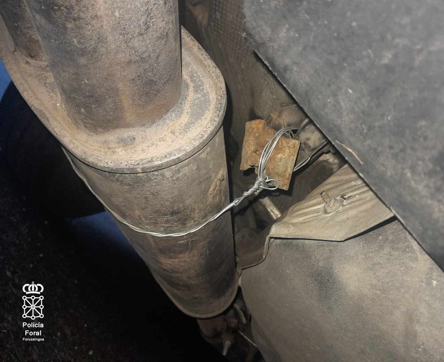 Tubo de escape del vehículo con certificado favorable. Foto: Policía Foral
