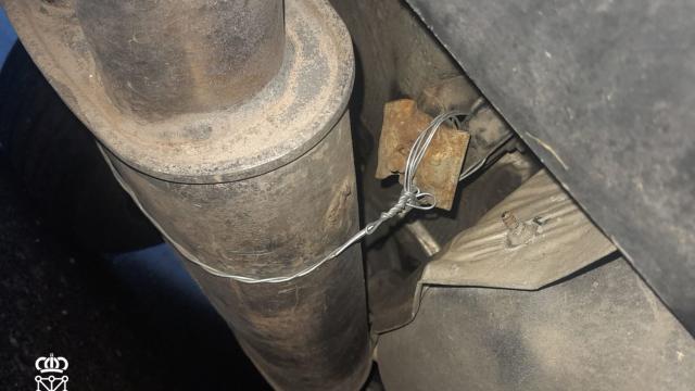 Tubo de escape del vehículo con certificado favorable. Foto: Policía Foral