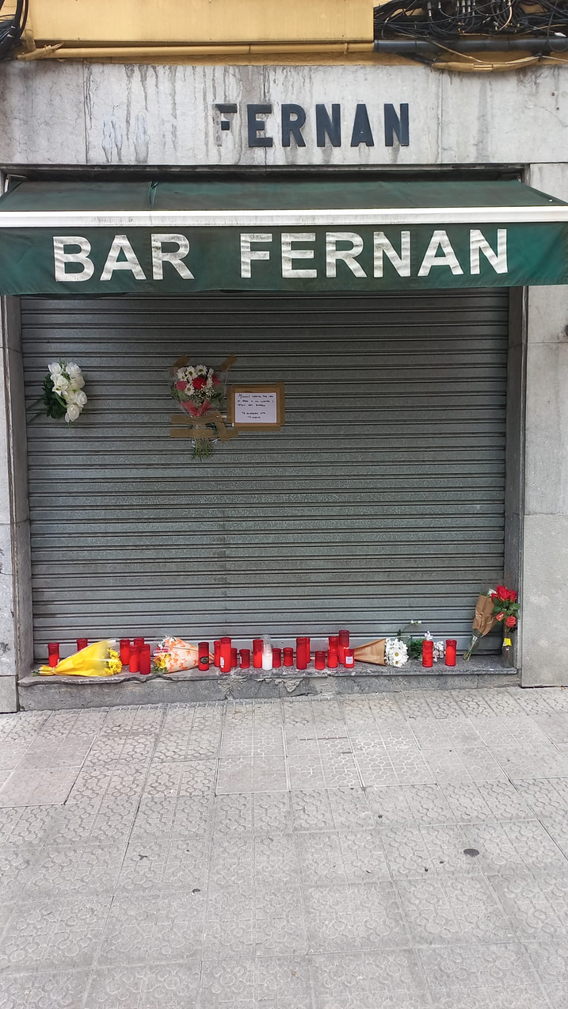 El Bar Fernan convertido en un improvisado altar con velas y flores en recuerdo de Luis, asesinado el pasado viernes | Onda Vasca