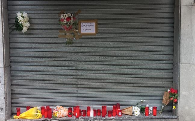 El Bar Fernan convertido en un improvisado altar con velas y flores en recuerdo de Luis, asesinado el pasado viernes | Onda Vasca