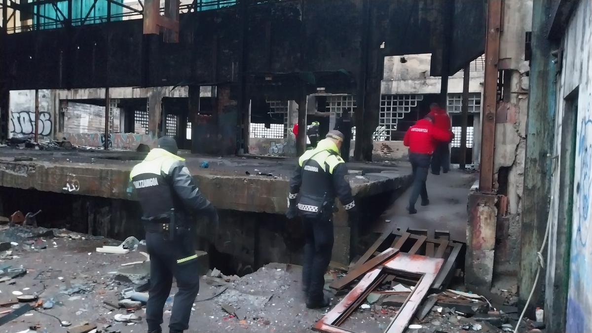 Las fuerzas policiiales en pleno operativo de desalojo esta mañana en Portugalete
