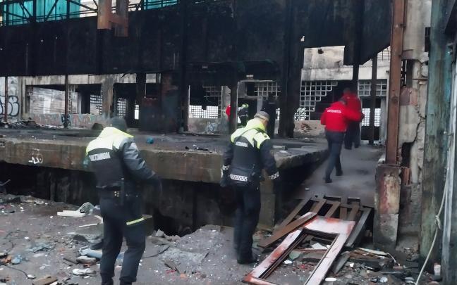 Las fuerzas policiiales en pleno operativo de desalojo esta mañana en Portugalete