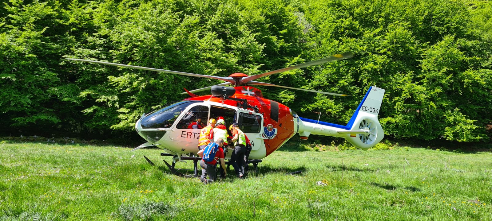 Rescate en helicóptero de un participante en la Zegama Aizkorri. DEPARTAMENTO DE SEGURIDAD 