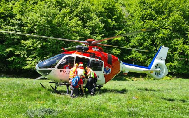 Rescate en helicóptero de un participante en la Zegama Aizkorri. DEPARTAMENTO DE SEGURIDAD 