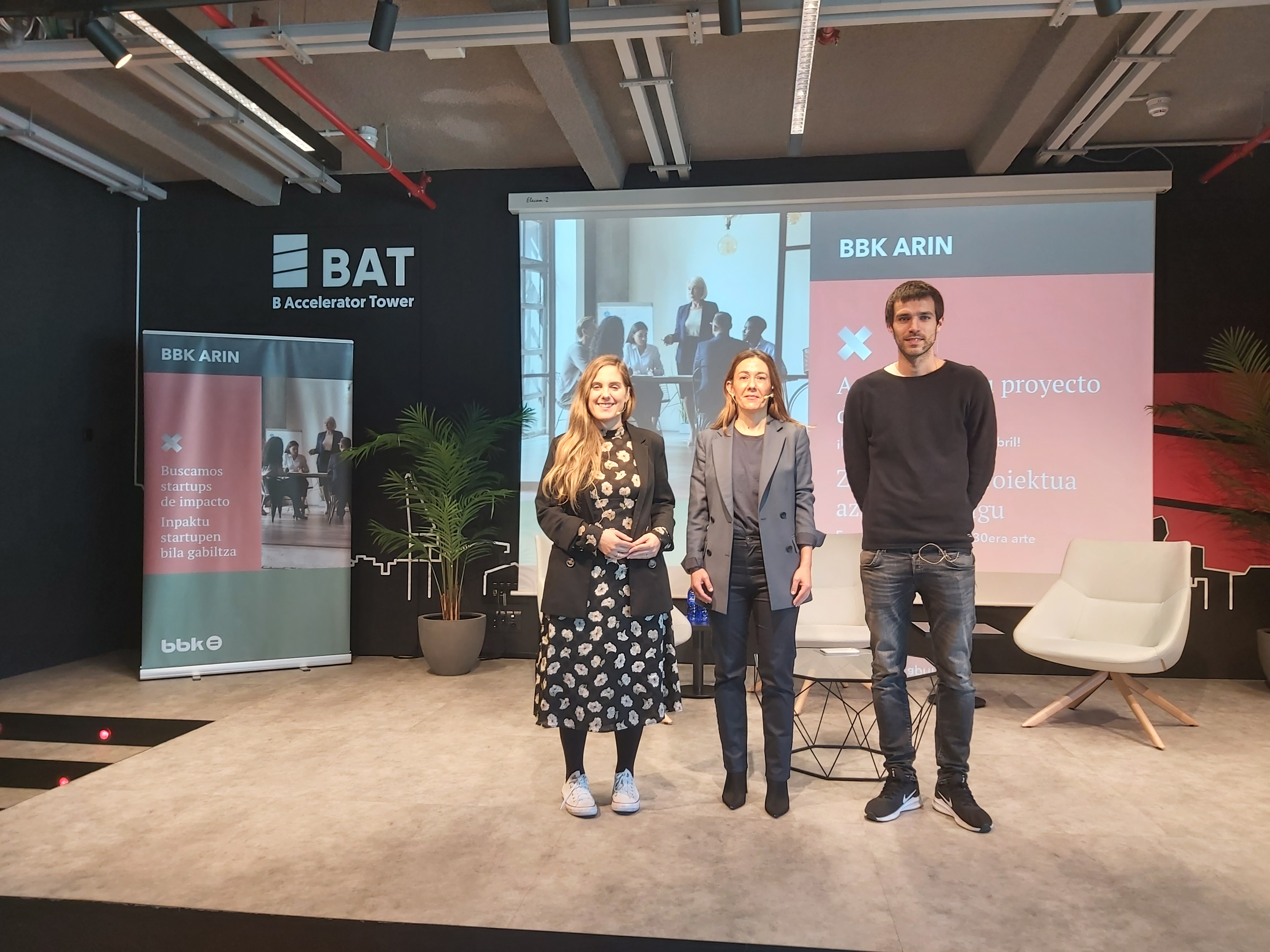 Nora Sarasola, directora de la Obra Social de BBK, Oihane Aldayturriaga, responsable de emprendimiento, talento e innovación de la entidad y Josu Oleaga, CEO de Insektlabel