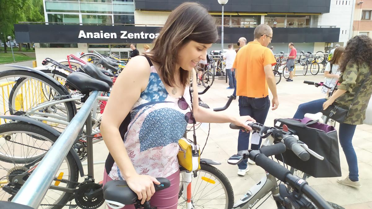 Foto de la concejala de Desarrollo Sostenible y Medio Natural, Alba Delgado, en el cuarto mercado de bicicletas de segunda mano de Barakaldo.