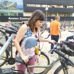 Foto de la concejala de Desarrollo Sostenible y Medio Natural, Alba Delgado, en el cuarto mercado de bicicletas de segunda mano de Barakaldo.
