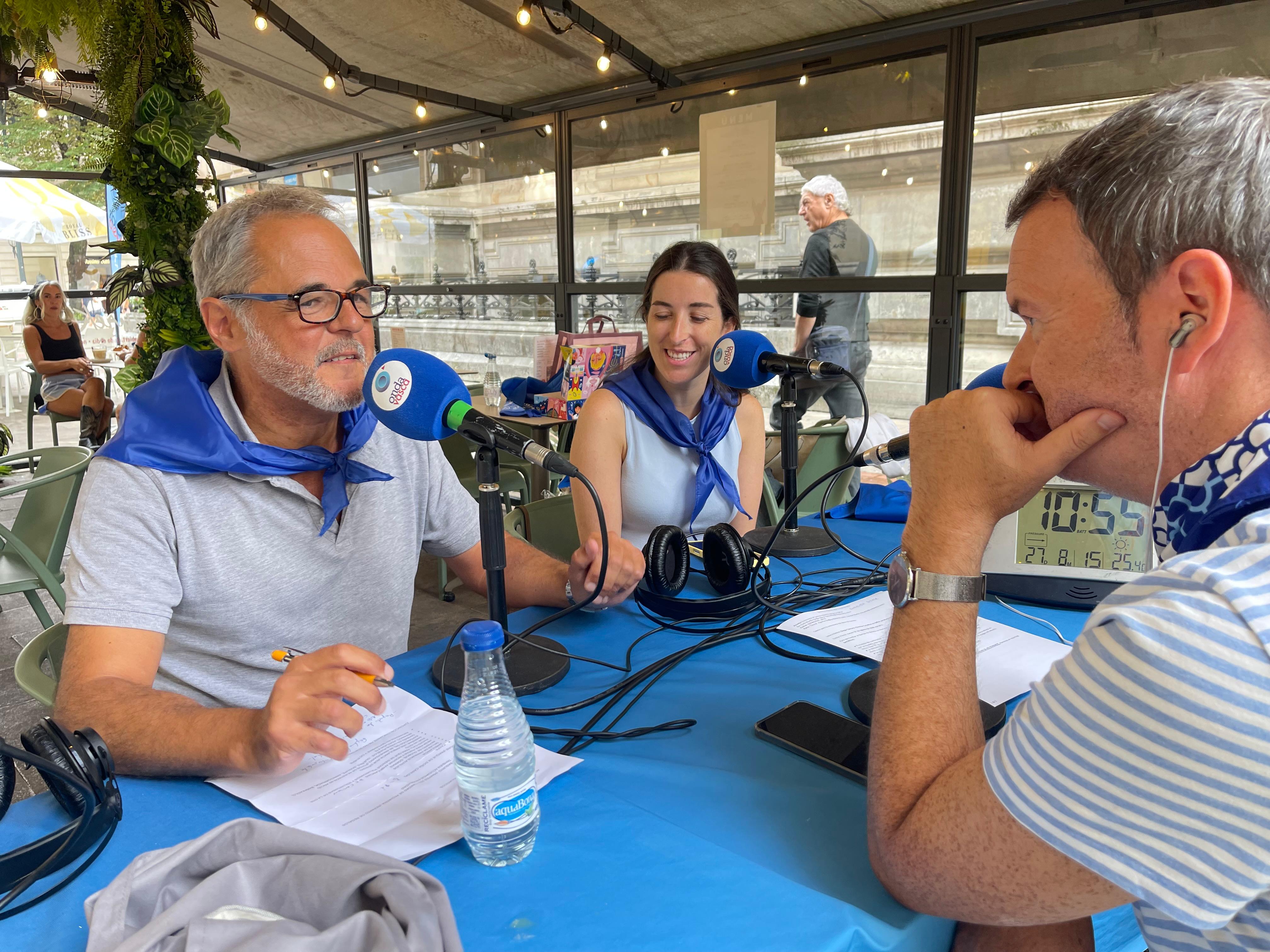 Txema Gutiérrez, junto a Gontzal Santos, coordinador de la Escuela de Formación Sanitaria de DYA, y Esther Vázquez, psicóloga de la organización, durante su visita al set de Onda Vasca en Aste Nagusia / ONDA VASCA