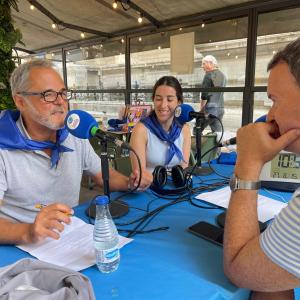 Txema Gutiérrez, junto a Gontzal Santos, coordinador de la Escuela de Formación Sanitaria de DYA, y Esther Vázquez, psicóloga de la organización, durante su visita al set de Onda Vasca en Aste Nagusia / ONDA VASCA
