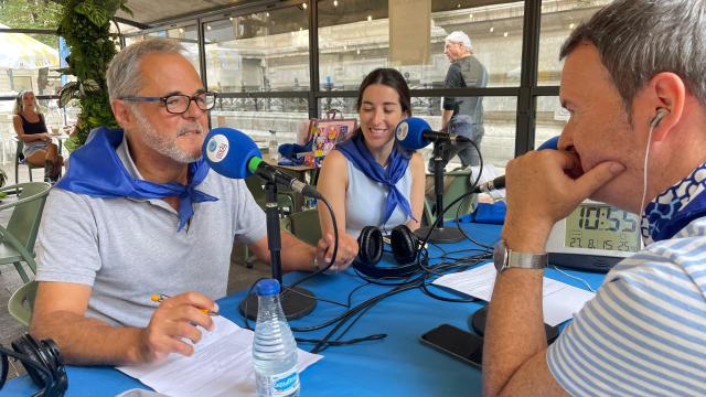 Txema Gutiérrez, junto a Gontzal Santos, coordinador de la Escuela de Formación Sanitaria de DYA, y Esther Vázquez, psicóloga de la organización, durante su visita al set de Onda Vasca en Aste Nagusia / ONDA VASCA