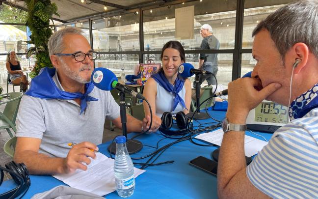 Txema Gutiérrez, junto a Gontzal Santos, coordinador de la Escuela de Formación Sanitaria de DYA, y Esther Vázquez, psicóloga de la organización, durante su visita al set de Onda Vasca en Aste Nagusia / ONDA VASCA