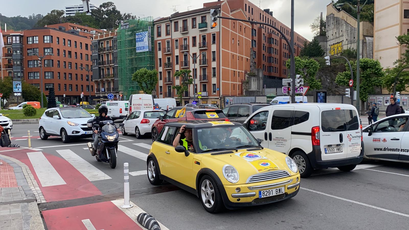 Caravana de coches de 'Ertzainas en lucha' en Bilbao. LEIRE GAYOSO
