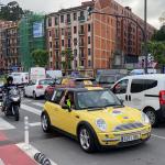 Caravana de coches de 'Ertzainas en lucha' en Bilbao. LEIRE GAYOSO
