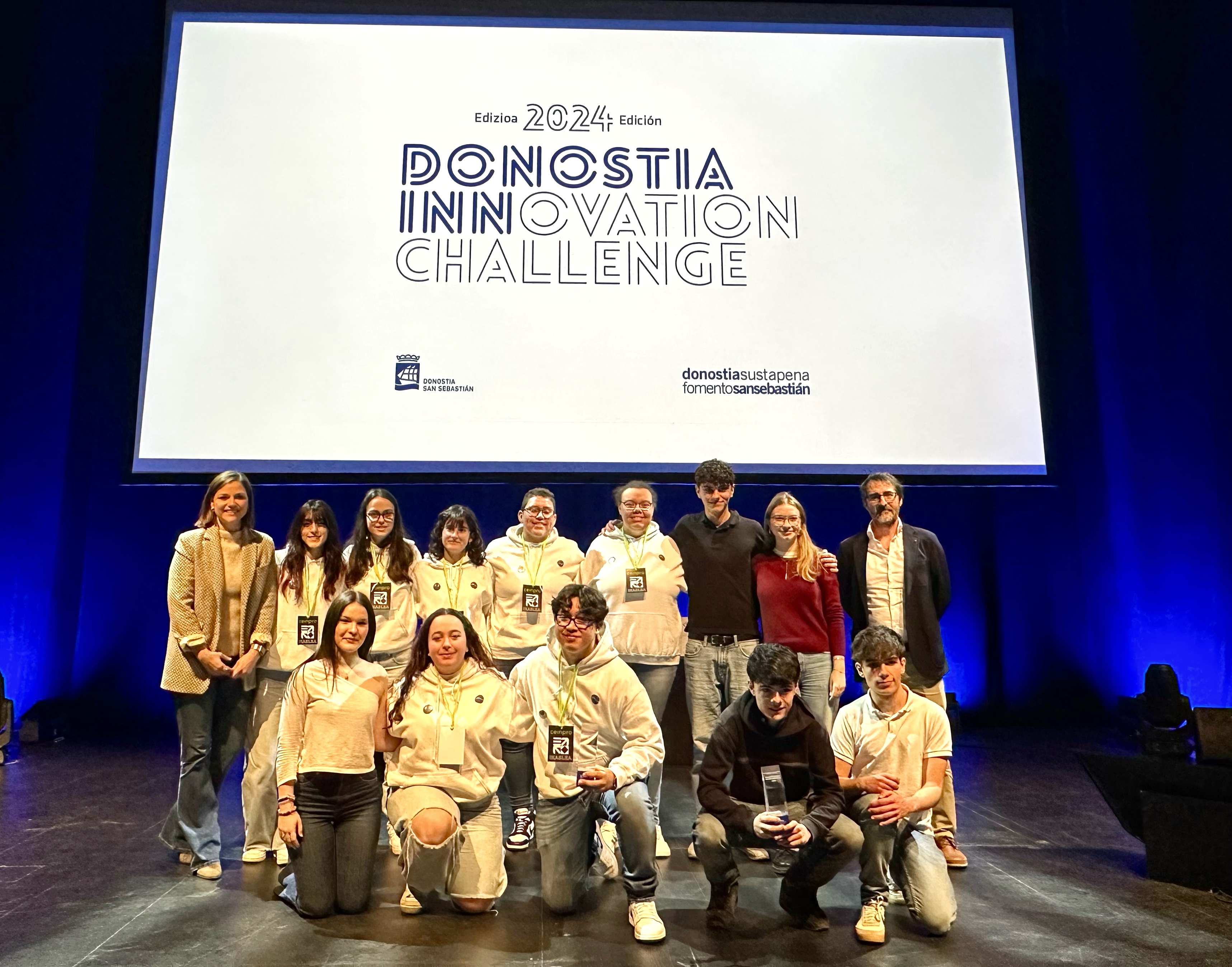 Imagen de los dos equipos ganadores de Axular Lizeoa y Ceinpro