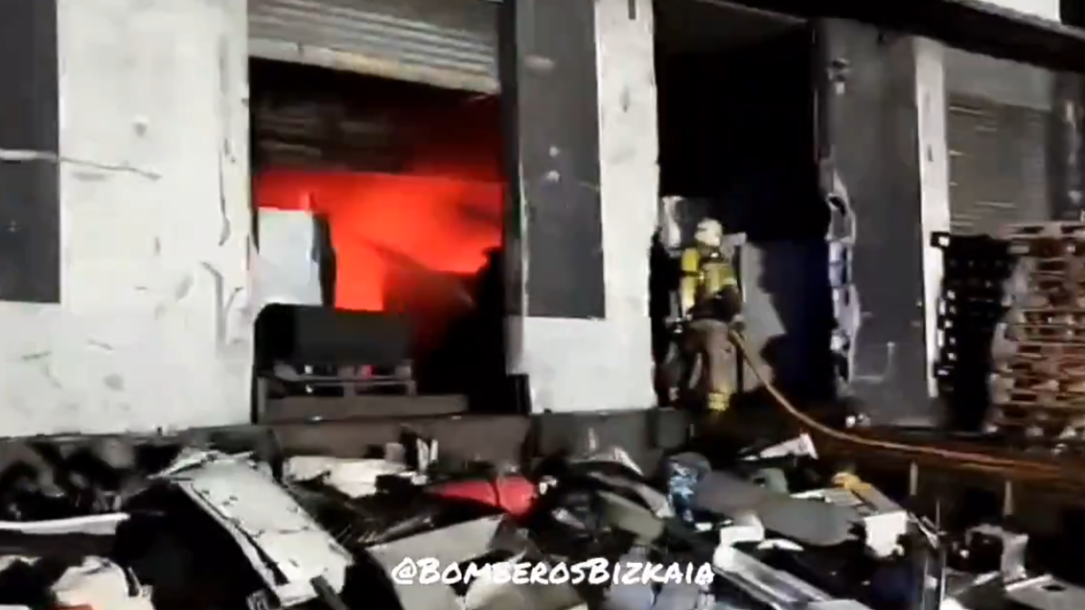 Bomberos de Bizkaia trabajando en el incendio de apilamiento de chatarra Galdakao. X: @BomberosBizkaia