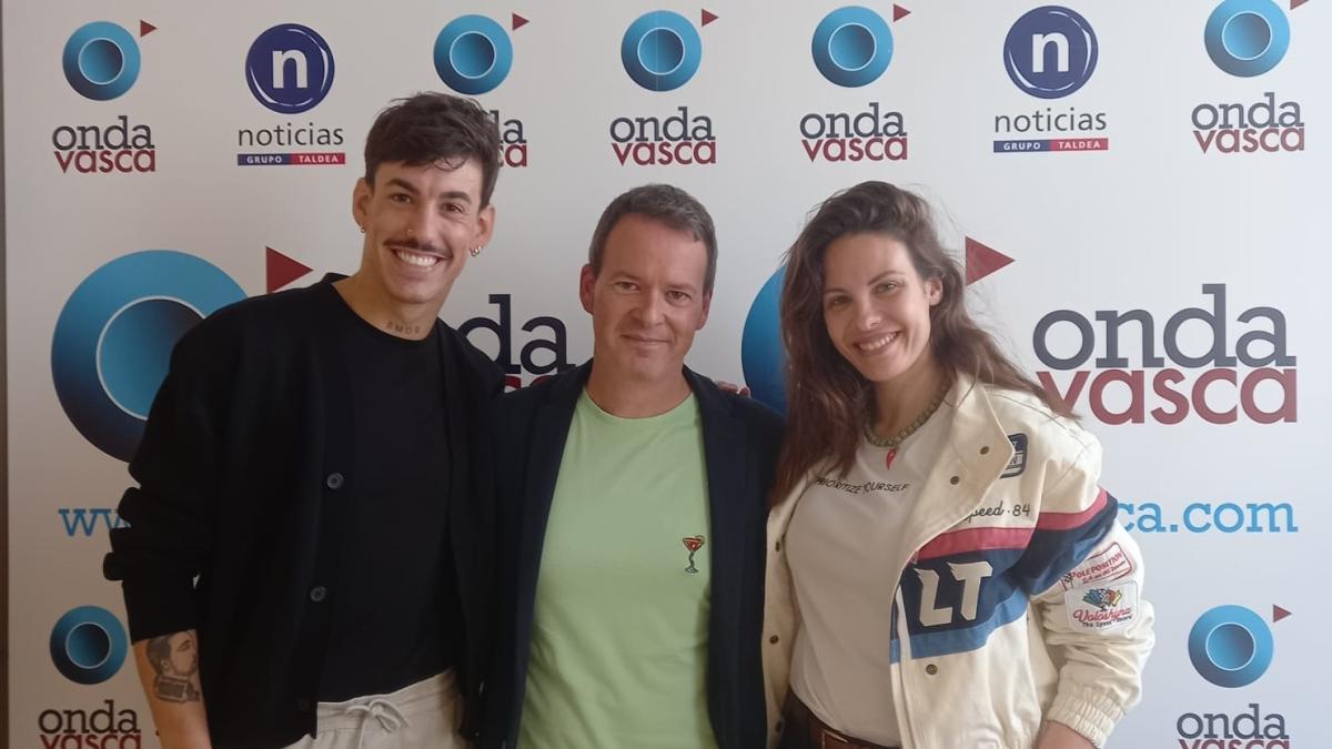 Luitingo y Jessica Bueno con Txema Gutiérrez, esta mañana, en el estudio de Onda Vasca