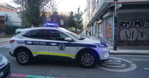 Operación policial en dos lonjas ocupadas del barrio gasteiztarra de Coronación. Fotos: Ayuntamiento de Gasteiz