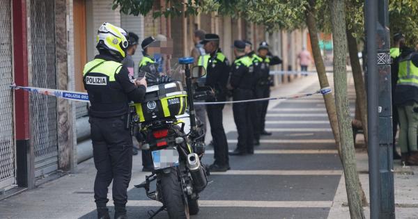 Operación policial en dos lonjas ocupadas del barrio gasteiztarra de Coronación. Fotos: Ayuntamiento de Gasteiz